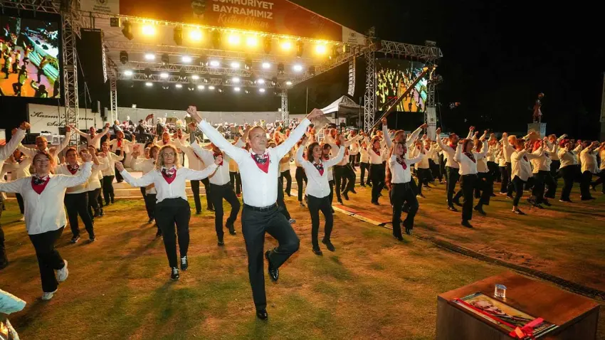 Gaziemir’de 400’den fazla sanatçı aynı sahnede buluştu - Fotoğraf 2