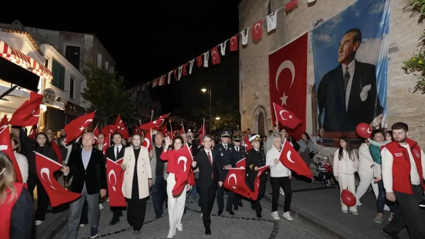 Çeşme’de Cumhuriyetin 103. yılı büyük coşkuyla kutlandı - Fotoğraf 2