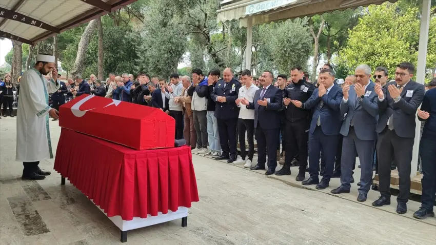 İzmir'de hayatını kaybeden polis memuru Süleyman Yalçın son yolculuğuna uğurlandı - Fotoğraf 3
