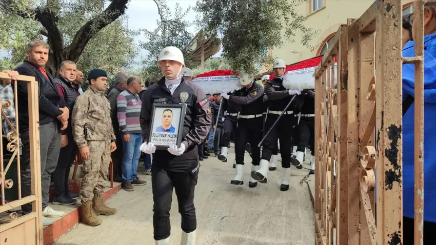 İzmir'de hayatını kaybeden polis memuru Süleyman Yalçın son yolculuğuna uğurlandı - Fotoğraf 2