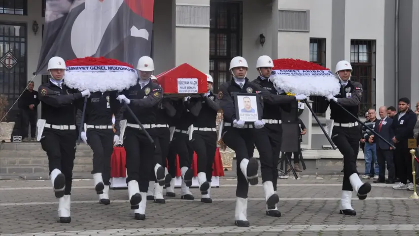 İzmir'de hayatını kaybeden polis memuru Süleyman Yalçın son yolculuğuna uğurlandı - Fotoğraf 1