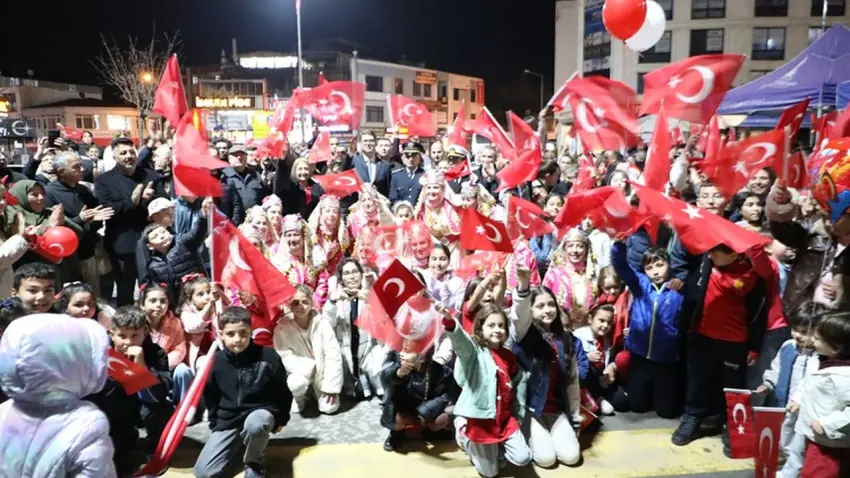 Menderes’te Cumhuriyet Bayramı kortej ve konserle kutlandı - Fotoğraf 1