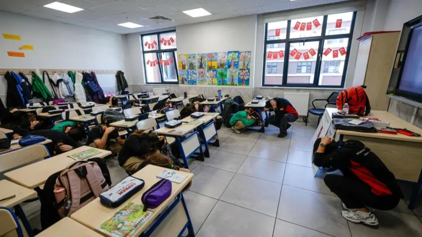 İzmir’de öğrencilere deprem çantası ve afet eğitimi - Fotoğraf 4