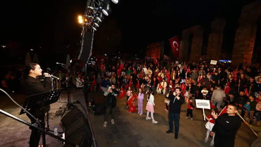 Efes Selçuk’ta Cumhuriyet coşkusu fener alayıyla sokaklara taştı - Fotoğraf 2
