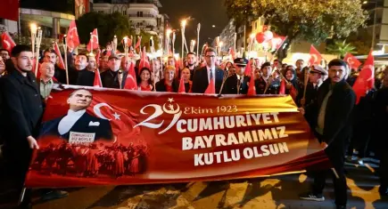 Menderes’te Cumhuriyet Bayramı kortej ve konserle kutlandı