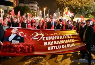 Menderes’te Cumhuriyet Bayramı kortej ve konserle kutlandı