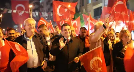 Torbalı’da Cumhuriyet coşkusu binlerce kişiyle sokaklara taştı