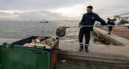 İzmir Körfezi’nde yağmur sonrası temizlik seferberliği: Her yıl  bin 500 ton atık çıkarılıyor