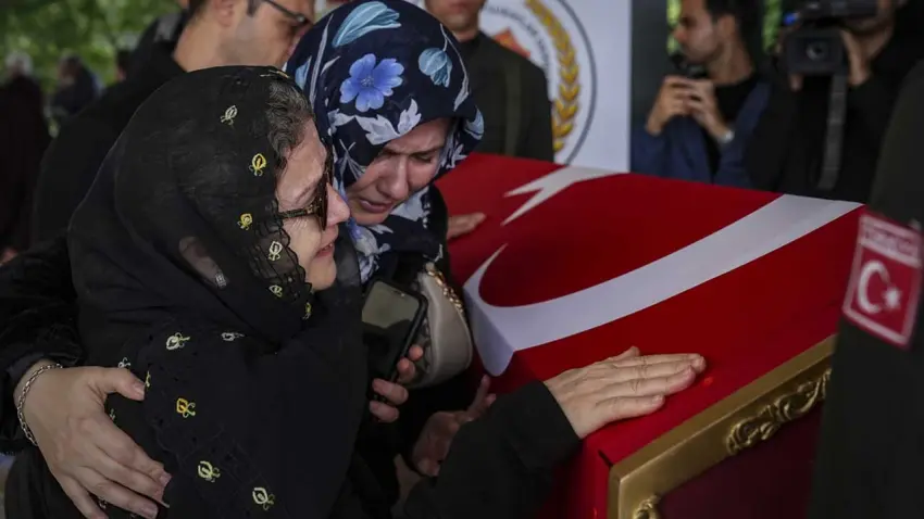 Silivri’de batan geminin mürettebatı Rahmi Temel’e İzmir'de veda - Fotoğraf 2