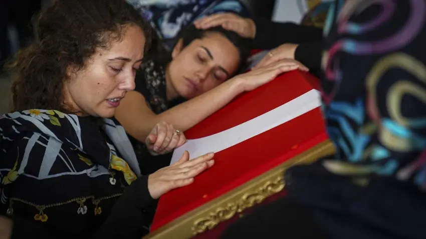 Silivri’de batan geminin mürettebatı Rahmi Temel’e İzmir'de veda - Fotoğraf 1