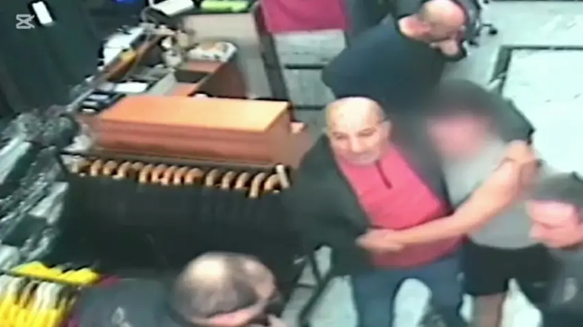 Elinde bıçaklarla sokakta bağıran bipolar hastası genci babası sakinleştirdi - Fotoğraf 2