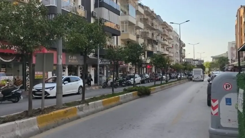 Elinde bıçaklarla sokakta bağıran bipolar hastası genci babası sakinleştirdi - Fotoğraf 1
