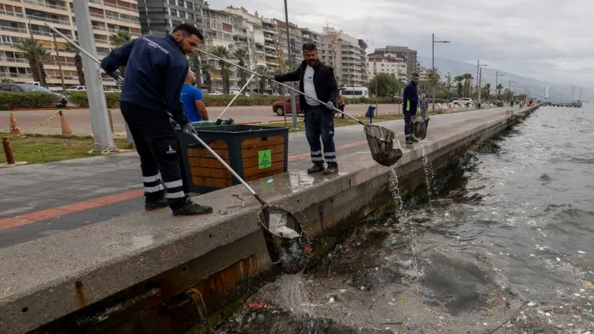 İzmir Körfezi’nde yağmur sonrası temizlik seferberliği: Her yıl bin 500 ton atık çıkarılıyor - Fotoğraf 1
