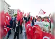 Başkan Tugay  23 Nisan kortejinde İzmirlilerle bayramlaştı haberinin görseli