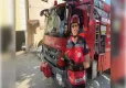 Ağaçta iki gün mahsur kalan kedi yavrusunu itfaiye ekipleri kurtardı haberinin görseli