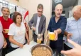 Başkan Tugay aşure bereketini paylaştı haberinin görseli