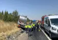 Otomobil ile süt kamyonu çarpıştı: Çok sayıda ölü var! haberinin görseli