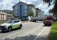 Freni boşalan saman yüklü tır, beton bariyere çarptı haberinin görseli