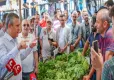 Özel, Ankara'da semt pazarını ziyaret etti! haberinin görseli