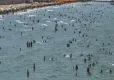 Sıcaktan kaçan İzmirliler soluğu Çeşme'de aldı haberinin görseli