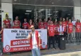 Karşıyaka Belediyesi işçileri, oturma eylemi yaptı haberinin görseli