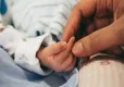 Kuşadası'nda bebek skandalı:Doktor para karşılığı çocuk satın aldı! haberinin görseli