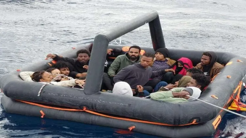 İzmir açıklarında 84 düzensiz göçmen kurtarıldı, 26 göçmen yakalandı haberinin görseli