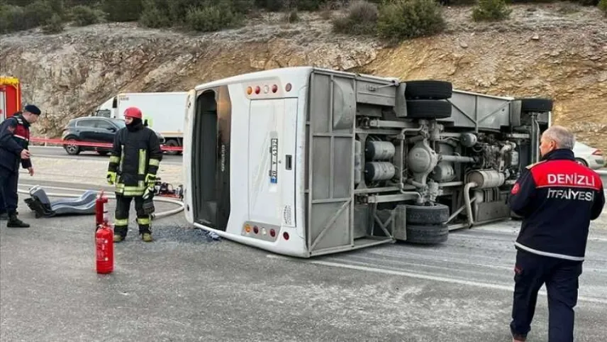 Denizli'de servis midibüsünün devrilmesi sonucu 2 kişi öldü, 15 kişi yaralandı haberinin görseli
