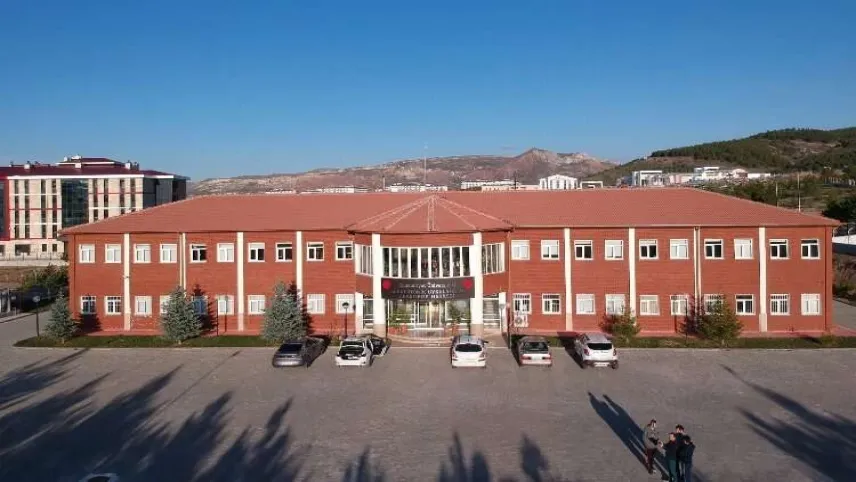 Sivas Cumhuriyet Üniversitesi 4/B Sözleşmeli Personel alacak haberinin görseli