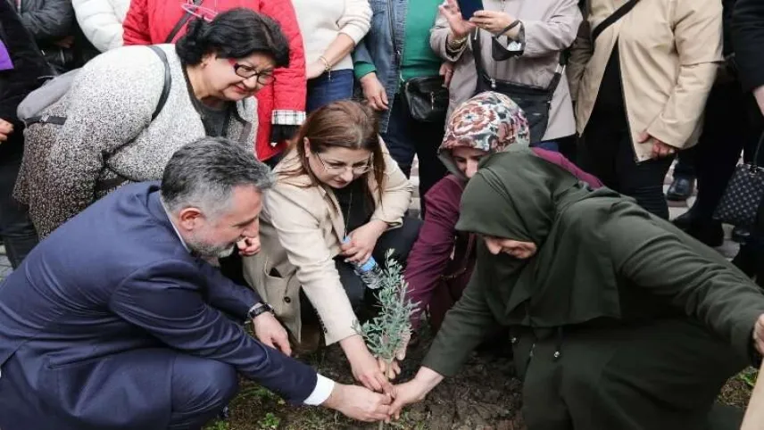CHP Bayraklı, kadınlar anısına fidan dikti haberinin görseli