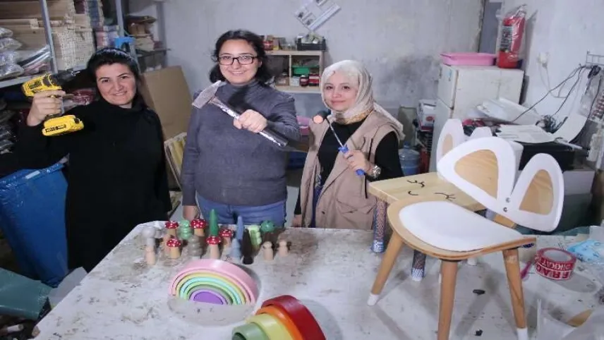 İzmirli üç kadın, dünyaya ulaşıyor haberinin görseli