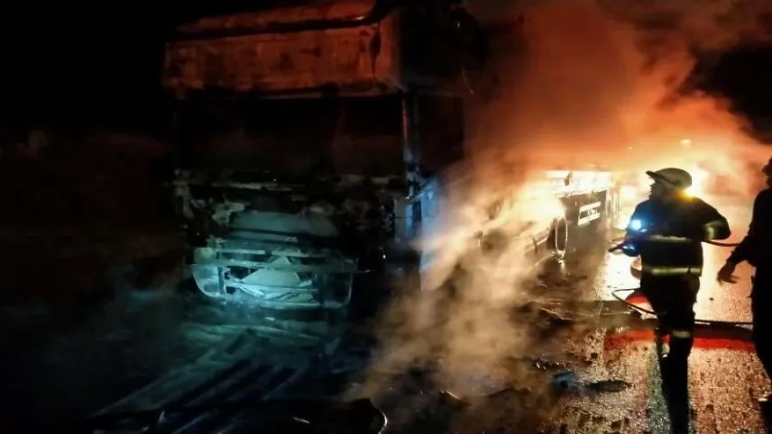 Balatalarda çıkan yangın tırı küle çevirdi haberinin görseli