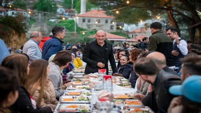 Tunç Soyer iftar yemeğinde köy sakinleriyle bir araya geldi haberinin görseli