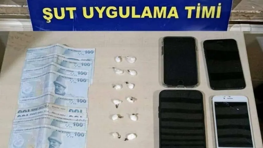 İzmir'de uyuşturucu satıcılarına yönelik operasyon haberinin görseli