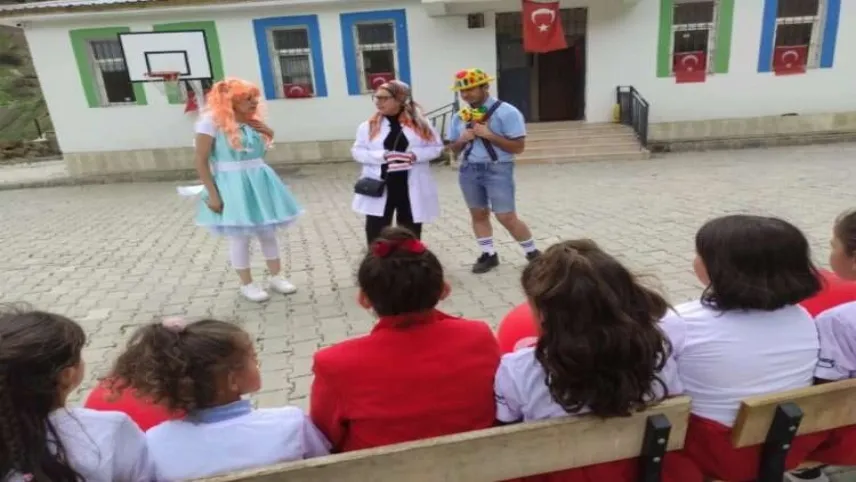 Fedakar diş doktoru, kendini köy çocuklarına adadı haberinin görseli