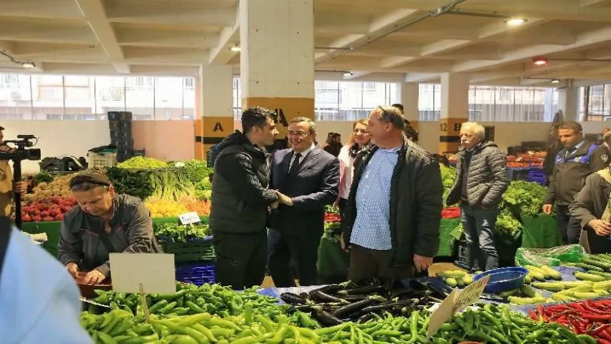 Pazaryerinde vatandaşın gündemi: Hayat pahalılığı haberinin görseli
