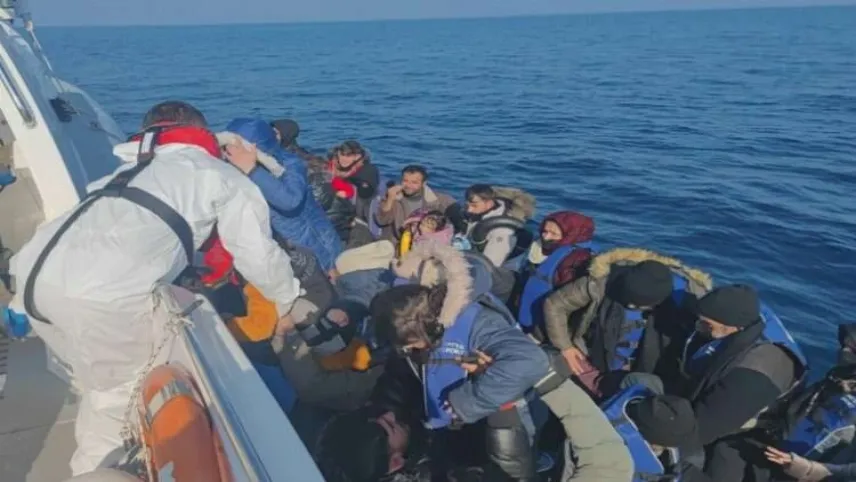 Yunan ölüme itiyor, sahil güvenlik kurtarıyor haberinin görseli