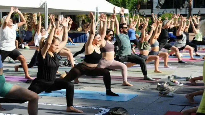 Karşıyaka'da güne yoga ile başladılar haberinin görseli