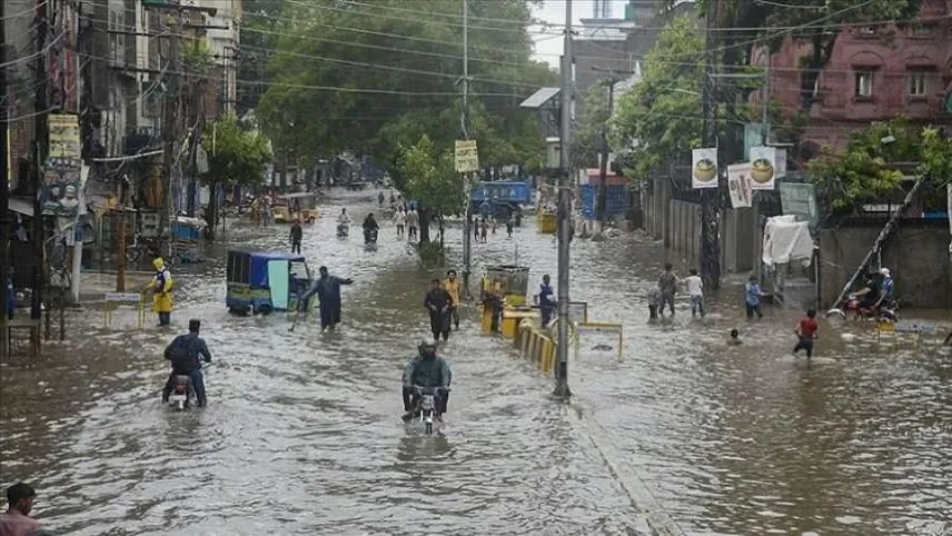 Muson yağmurları 50 kişiyi hayattan kopardı haberinin görseli