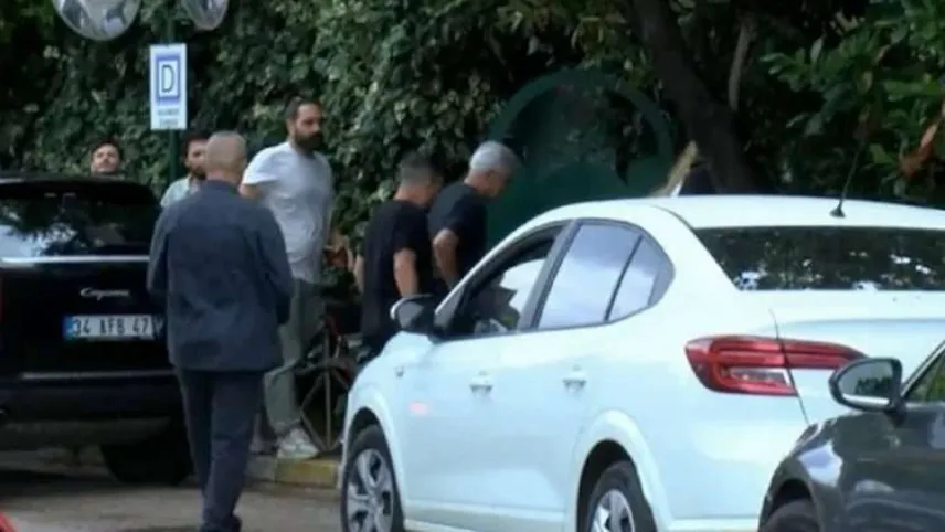 Cem Yılmaz'dan Özkan Uğur’un ailesine taziye ziyareti haberinin görseli