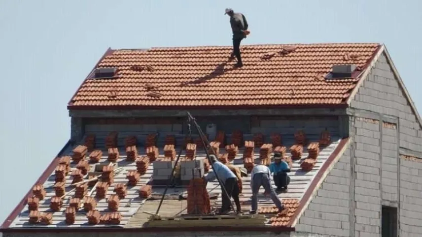 İnşaat işçilerinin güvenliksiz çalışması Aksaray'da tehlikeli bir durum yaratıyor haberinin görseli