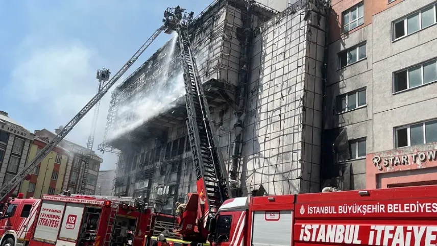 Esenyurt’ta kültür merkezi cayır cayır yandı haberinin görseli