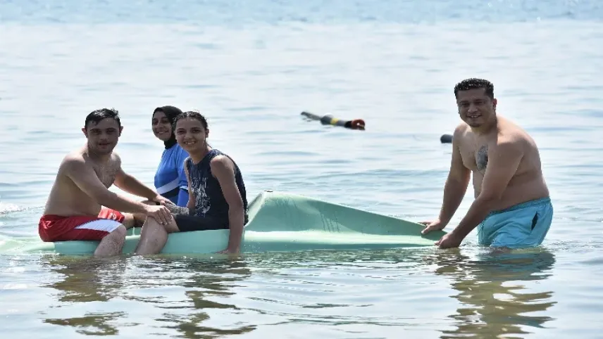 Kemalpaşa'da deniz keyfi engel tanımıyor haberinin görseli