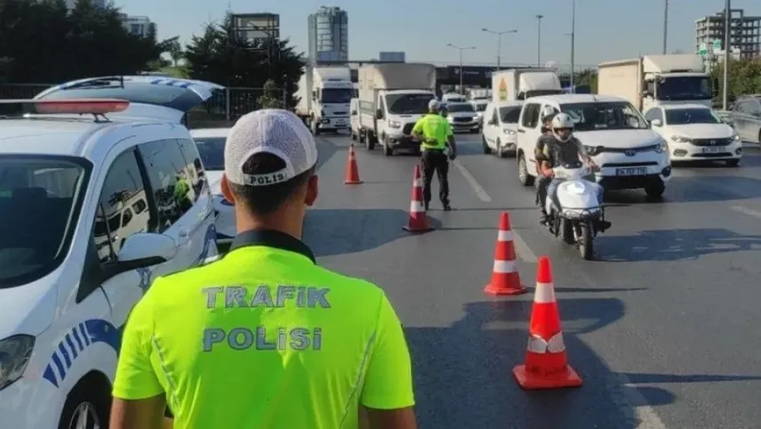 Usulsüz siren-çakar sistemi kullanan araçlara ceza kesildi haberinin görseli