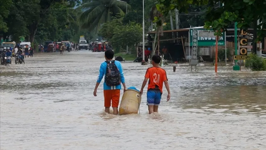Filipinler'in kuzeyinde Saola Tayfunu şiddetli yağışlara sebep oldu haberinin görseli