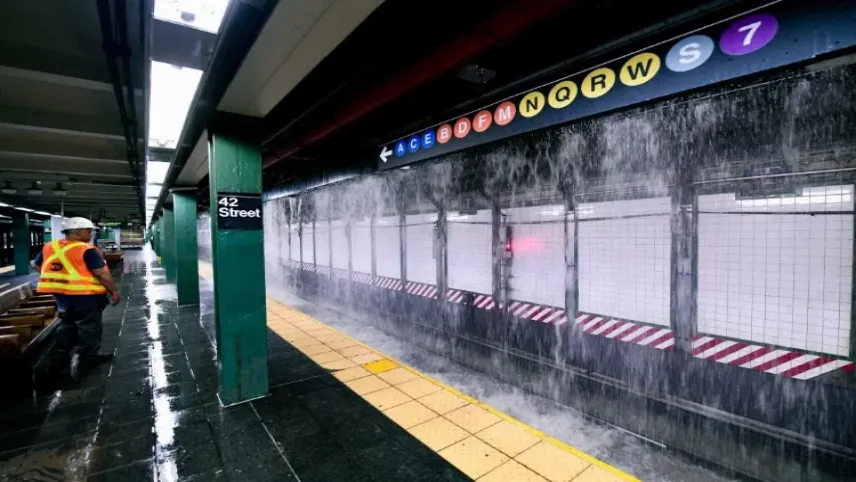 New York'ta metro istasyonlarını su bastı haberinin görseli