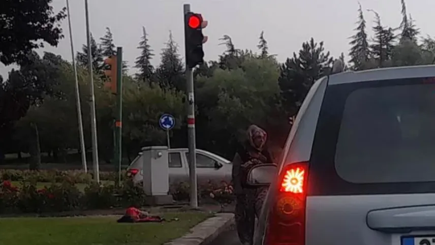 Yağmurlu havada çocuğunu gösterip dilendi haberinin görseli
