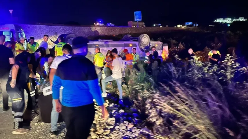 Manisa Akhisar’da korkunç kaza: İşçi servisi tarlaya uçtu haberinin görseli