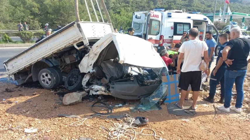 Muğla’da su kanalına giren kamyonet hurdaya döndü haberinin görseli