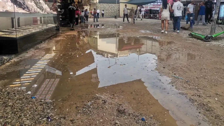 İzmir’i yine sağanak yağış vurdu haberinin görseli